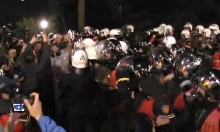 Protestuesit mbërrijnë para Drejtorisë së Policisë, nisin përplasjet e para