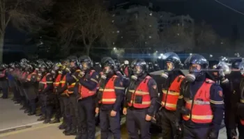Protestuesit nisen drejt Policisë së Shtetit, “aktivizohet” kordoni i policisë në rrugë