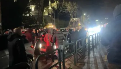 Protestuesit përplasen edhe me qytetarët, nuk i lënë të kalojnë, gjuajnë me grushte drejt makinës