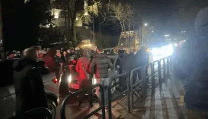 Protestuesit përplasen edhe me qytetarët, nuk i lënë të kalojnë, gjuajnë me grushte një makinë