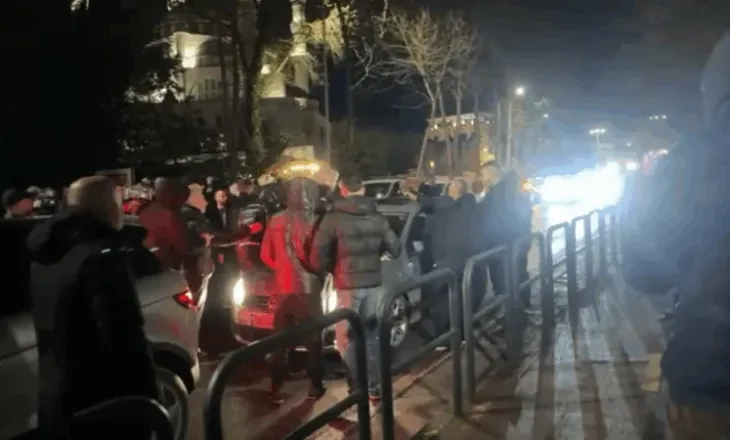 Protestuesit përplasen edhe me qytetarët, nuk i lënë të kalojnë, gjuajnë me grushte një makinë