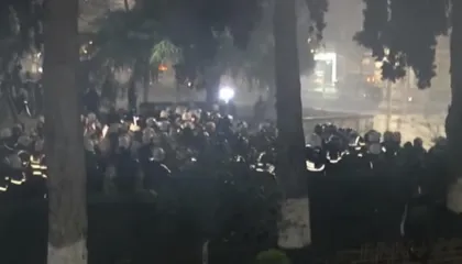 Protestuesit rikthehen me molotovë përpara Kuvendit, policia tenton t’i shpërndajë me ujë e gaz lotsjellës