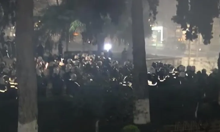 Protestuesit rikthehen me molotovë përpara Kuvendit, policia tenton t’i shpërndajë me ujë e gaz lotsjellës