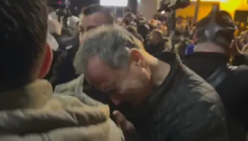 Protestuesit shtyhen me efektivët, deputeti Boçi lëndohet nga spraji i hedhur