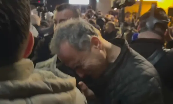 Protestuesit shtyhen me efektivët, deputeti Boçi lëndohet nga spraji i hedhur