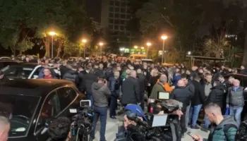 Protestuesit ‘tërhiqen’ te selia e PD, Berisha mbyll protestën: Për 25 minuta, tubuesit janë në Surrel nëse…