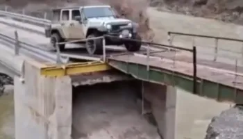 Prurjet e lumit Devoll shkaktojnë rrëzimin e një pjesë mali, përkeqësohet qarkullimi në urën e Gjinkashit në Maliq