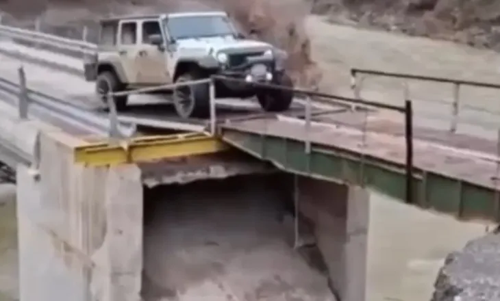 Prurjet e lumit Devoll shkaktojnë rrëzimin e një pjesë mali, përkeqësohet qarkullimi në urën e Gjinkashit në Maliq