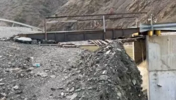 Prurjet e shumta të lumit Devoll shkaktojnë rrëshqitje dherash dhe dëmtimin e urës së Gjinikasit në Maliq