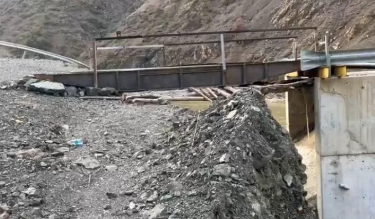 Prurjet e shumta të lumit Devoll shkaktojnë rrëshqitje dherash dhe dëmtimin e urës së Gjinikasit në Maliq