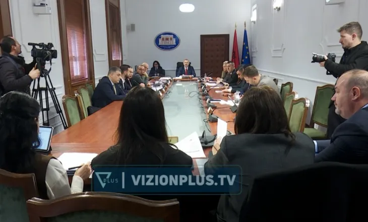 PS ndryshon ligjin për AKSHI-n, Malaj: Agjencia mund të bashkëpunojë me kompani private. PD: Cënohet siguria