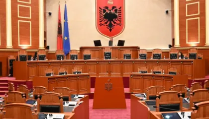 PS zyrtarizon nismën për pezullimet/ Me firmën e Kryeministrit Rama, Ballës dhe Manjës dorëzohet kërkesa në Parlament