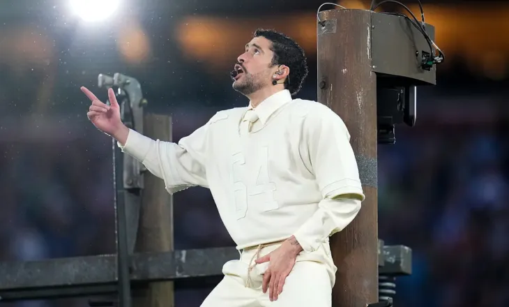 Pse Bad Bunny mbante numrin ’64’ në veshjen e tij për Super Bowl?
