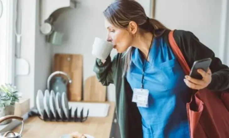 Pse disa njerëz vonohen gjithmonë? Psikologët tregojnë çfarë ndodh në trurin tonë