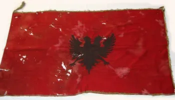 Pse Flamuri ynë e ka shqiponjën me dy krerë?