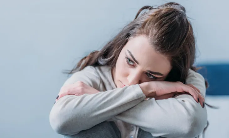 Pse gratë e ndiejnë më gjatë dhimbjen, ja si e shpjegon shkenca