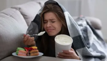 Pse hamë kur jemi të stresuar, çfarë është ‘ushqimi emocional’