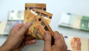 Pse ka rënë euro? Ekspertët: Ka ndikuar rritja e turizmit. Publiku: Ka para të pista në treg