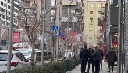 “Pse më ngacmon të fejuarën”/ Plagosja në kryeqytet, si nisi sherri në lokal, ja kush është i plagosur dhe autori (EMRAT-VIDEO)