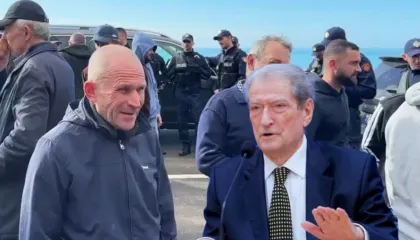 “Pse nuk vjen këtu?”/ Berisha i përgjigjet protestuesve të Rrjollit: Ju mbështesim, por…