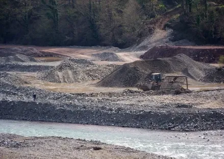 Pse po bie rruga Librazhd-Qafë Thanë? Faji i kompanisë që po ndërton….