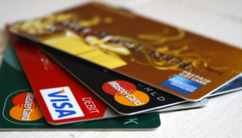 Pse SHBA-të mund të bllokojnë kartat tona të kreditit dhe t’i vënë bankat nën presion