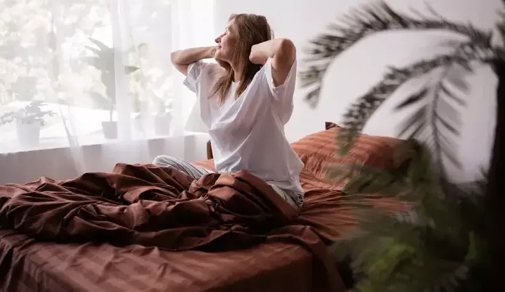 Pse zgjohemi më herët teksa plakemi?