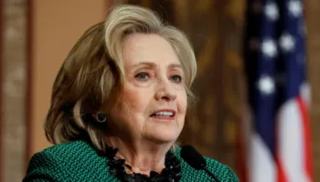 Publikohet foto brenda seancës, ndërpritet dëshmia e Hillary Clinton për Epstein