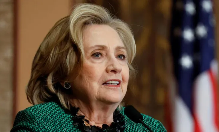 Publikohet foto brenda seancës, ndërpritet dëshmia e Hillary Clinton për Epstein