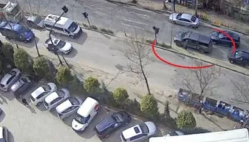 Publikohet fotoja e aksidentit tragjik/ I mituri u godit nga makina e dytë pasi doli për të marrë paratë e rëna në tokë