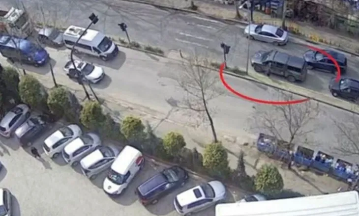 Publikohet fotoja e aksidentit tragjik/ I mituri u godit nga makina e dytë pasi doli për të marrë paratë e rëna në tokë