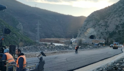 Punime në rrugë, ARRSH: Qarkullim me një sens i makinave në Elbasan-Qafë Thanë deri në 20 shkurt