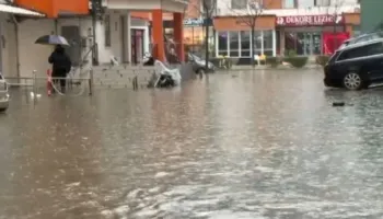 Punimet për kanalizimet dhe reshjet përmbytin Lezhën, uji mbulon rrugët, disa zona pa energji