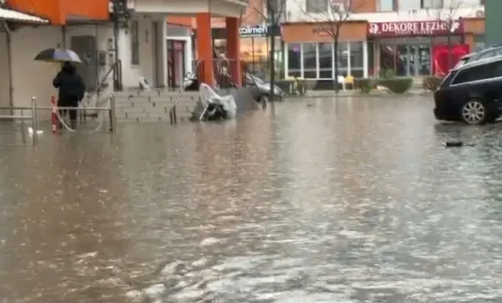 Punimet për kanalizimet dhe reshjet përmbytin Lezhën, uji mbulon rrugët, disa zona pa energji