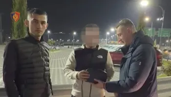 Punonjësit e Policisë jashtë shërbimit gjejnë dhe kthejnë çantën me 1000 euro, dokumente dhe celular