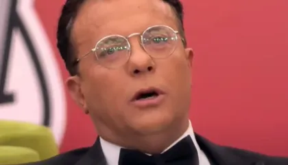 Puthi konkurrenten në mes të emisionit, thyen heshtjen Laert Vasili, kërkon falje publike