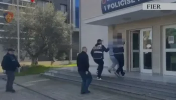 Qarkullonte i armatosur me armë zjarri/ Arrestohet 41-vjeçari në Fier, në pranga edhe një 21-vjeçar