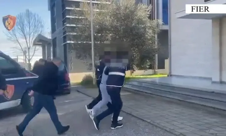 Qarkullonte i armatosur me armë zjarri, arrestohet 41-vjeçari në Fier, në pranga edhe një 21-vjeçar