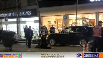 Qarkullonte me biçikletë, makina përplas në mes të qytetit humoristin e njohur shkodran…