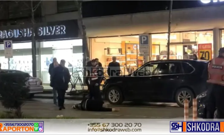 Qarkullonte me biçikletë, makina përplas në mes të qytetit humoristin e njohur shkodran…