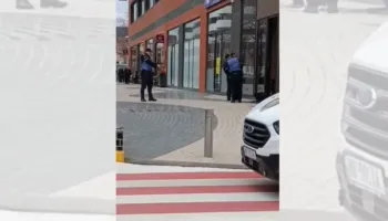 Qëlloi me kallash brenda bankës, momenti kur policia arreston 58-vjeçarin me paratë në duar (VIDEO)