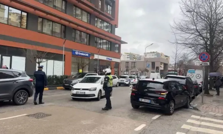 Qëlloi me kallash brenda bankës në Tiranë, zbulohet identiteti i autorit që tentoi të grabiste institucionin financiar