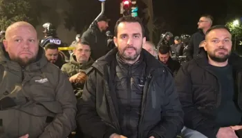 “Qëndresa është beteja e vërtetë, jo ikja pas dy orësh”/ Adriatik Lapaj ironizon protestën e opozitës