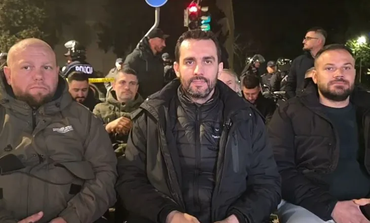 “Qëndresa është beteja e vërtetë, jo ikja pas dy orësh”/ Adriatik Lapaj ironizon protestën e opozitës