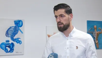 Qëndrimi në celular dëmton shpinën, fiozioterapistët: Më të rrezikuarit janë fëmijët