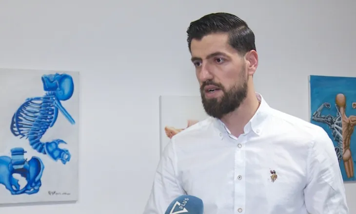 Qëndrimi në celular dëmton shpinën, fiozioterapistët: Më të rrezikuarit janë fëmijët