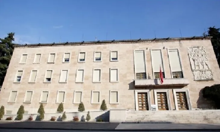 Qeveria merr vendimin, pagat e administratës indeksohen me 2.5%, përfitojnë gjyqtarët, prokurorët e Presidenti