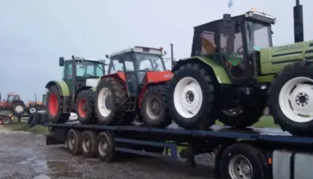 Qindra traktorë drejt Athinës, fermerët grekë rinisin protestat