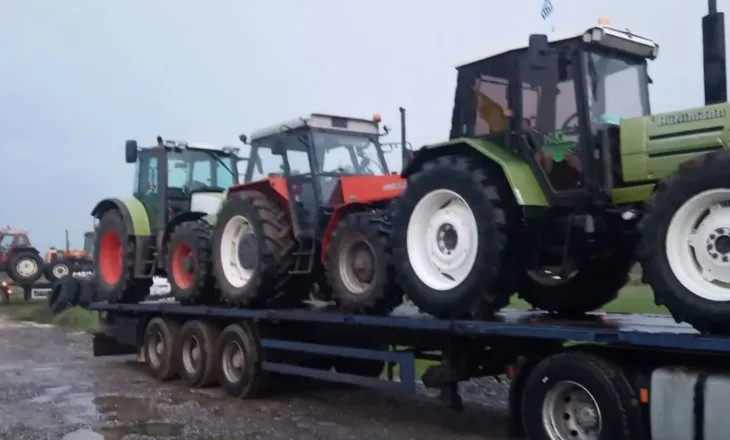 Qindra traktorë drejt Athinës, fermerët grekë rinisin protestat