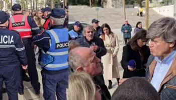 Qytetarët e Durrësit dalin në protestë, tentojnë të bllokojnë mbledhjen për shpronësimet